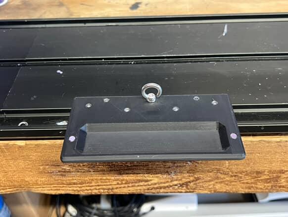 Thread runner with tray and magnets