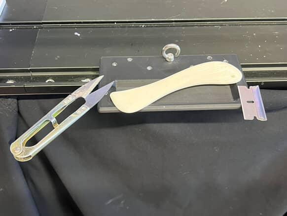 Thread runner with tray and magnets